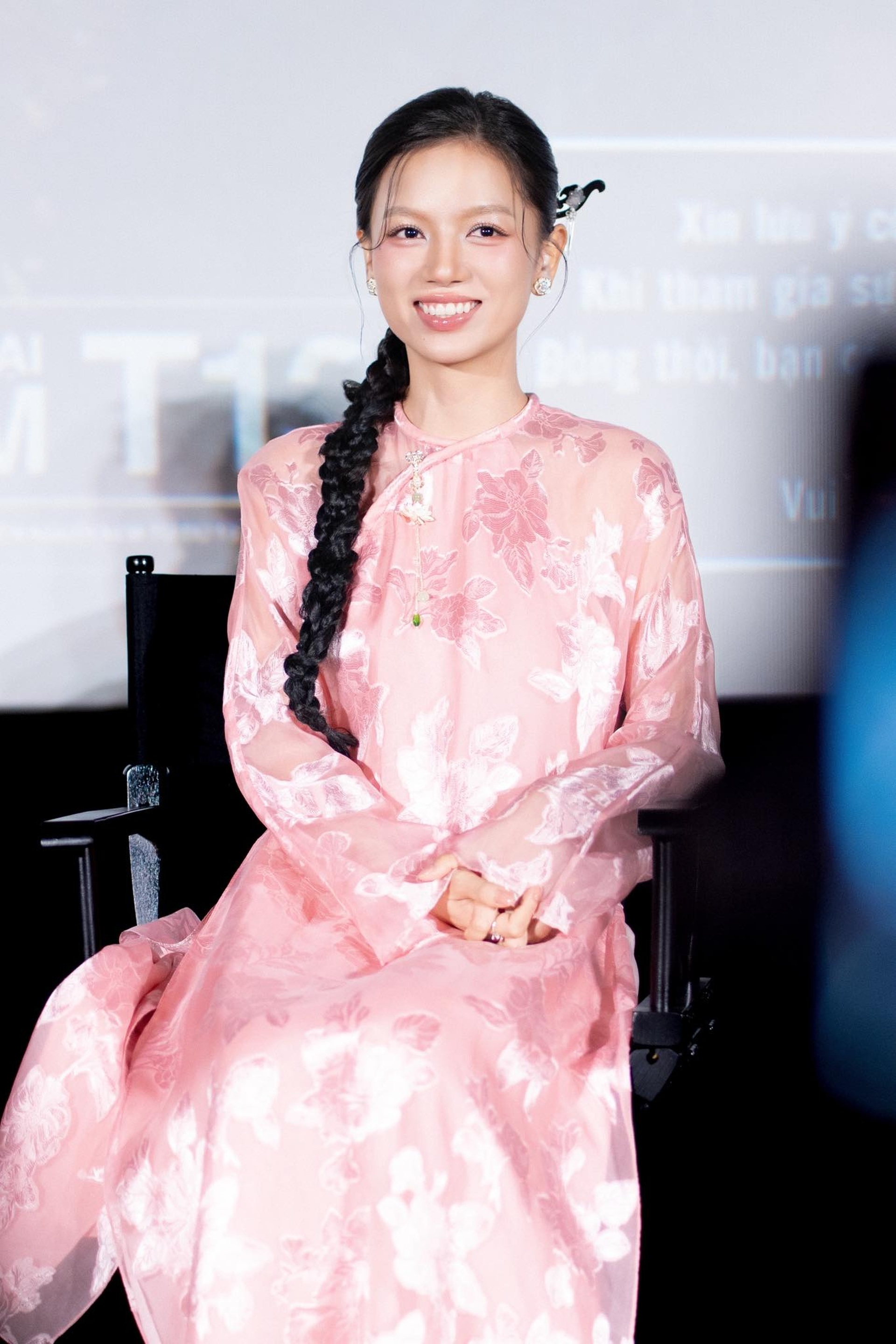 Bóng hồng duy nhất phim Mưa đỏ: Từng thi hoa hậu, đời thường gợi cảm - 2 Bóng hồng duy nhất phim Mưa đỏ: Từng thi hoa hậu, đời thường gợi cảm - 2