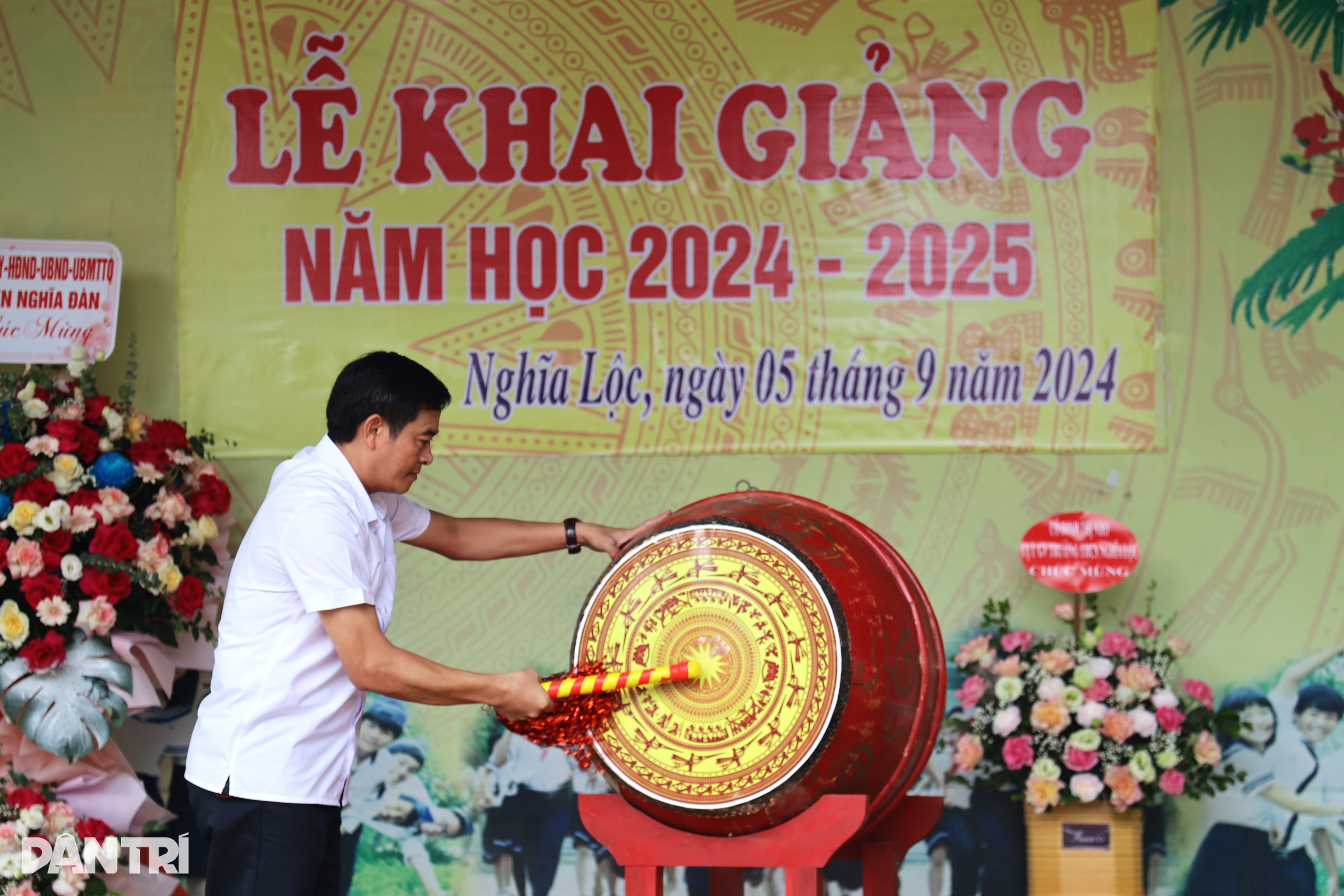 Báo Dân trí trao thẻ Bảo hiểm y tế tới hàng trăm học sinh miền Trung - 6 Báo Dân trí trao thẻ Bảo hiểm y tế tới hàng trăm học sinh miền Trung - 6