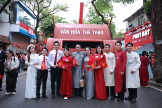 Lâm Vỹ Dạ để chồng ở nhà chăm con, ra Hà Nội tham gia diễu hành A80 - 1