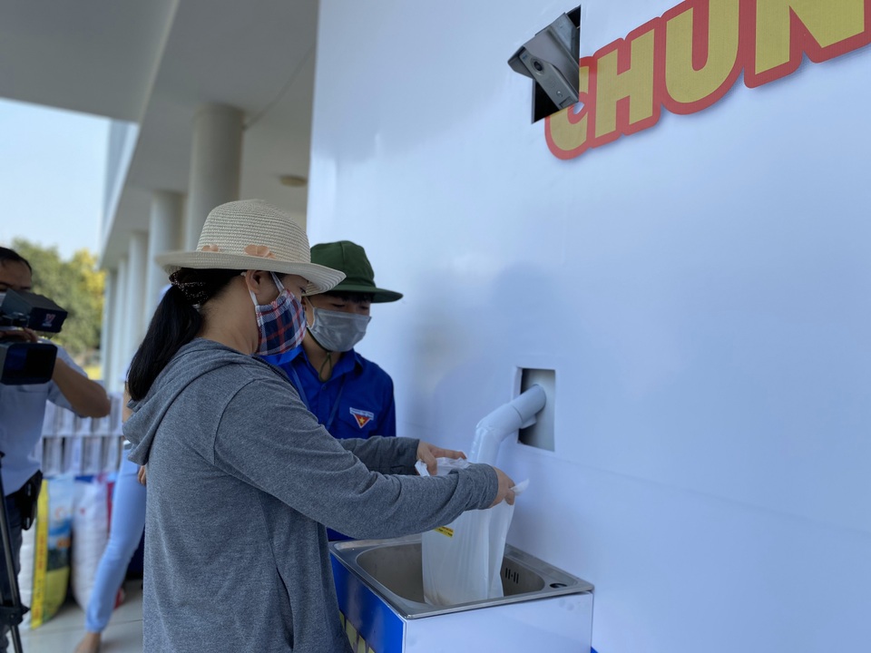 Đà Nẵng khởi động “ATM gạo” phục vụ lao động nghèo - 6 Đà Nẵng khởi động “ATM gạo” phục vụ lao động nghèo - 6