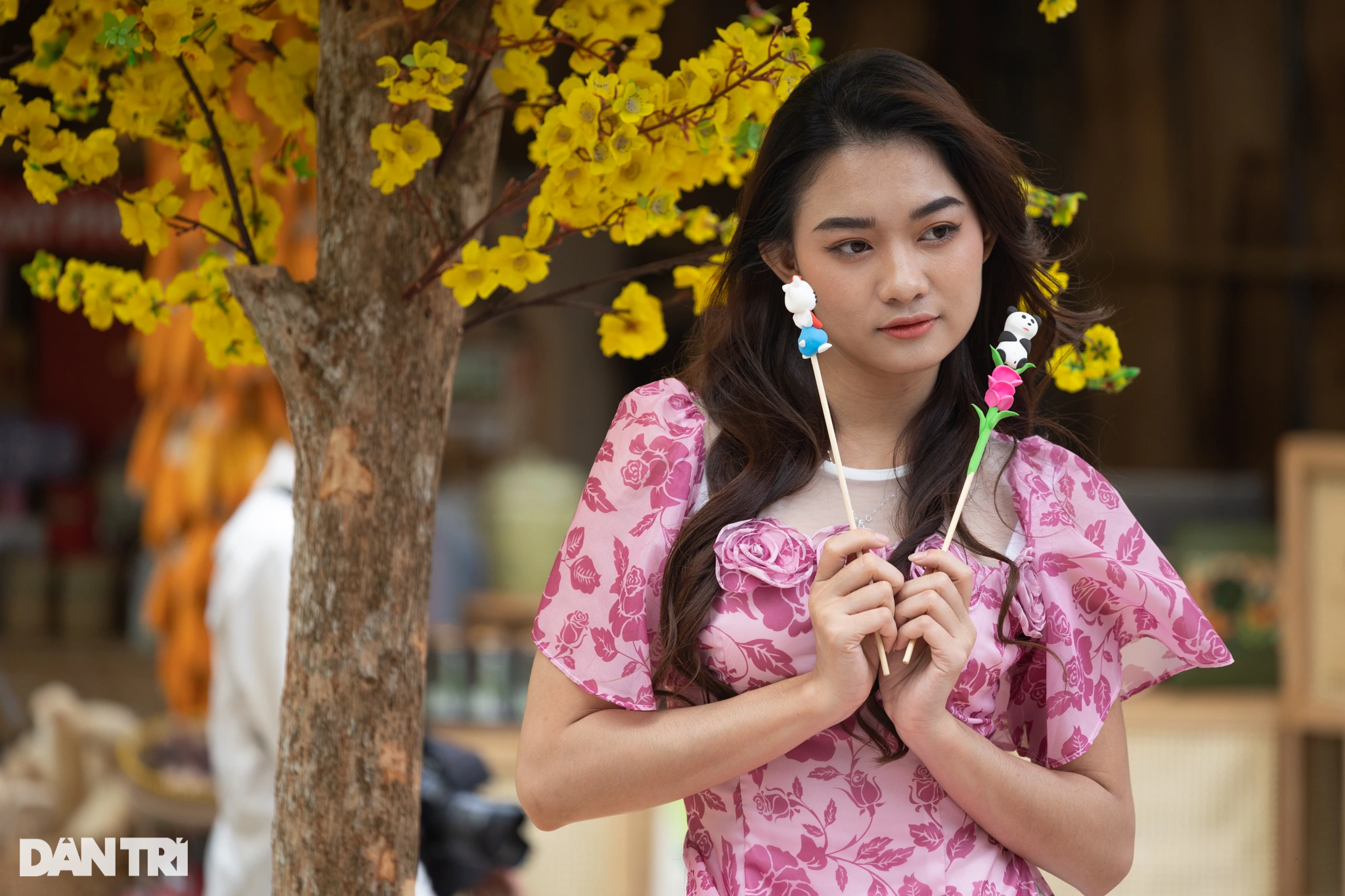 Người dân TPHCM xúng xính áo quần xuống phố du xuân sớm - 14