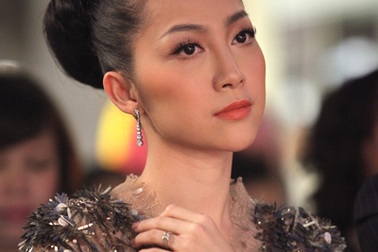 Ngắm Linh Nga xinh đẹp mê mải xem hòa nhạc đường phố