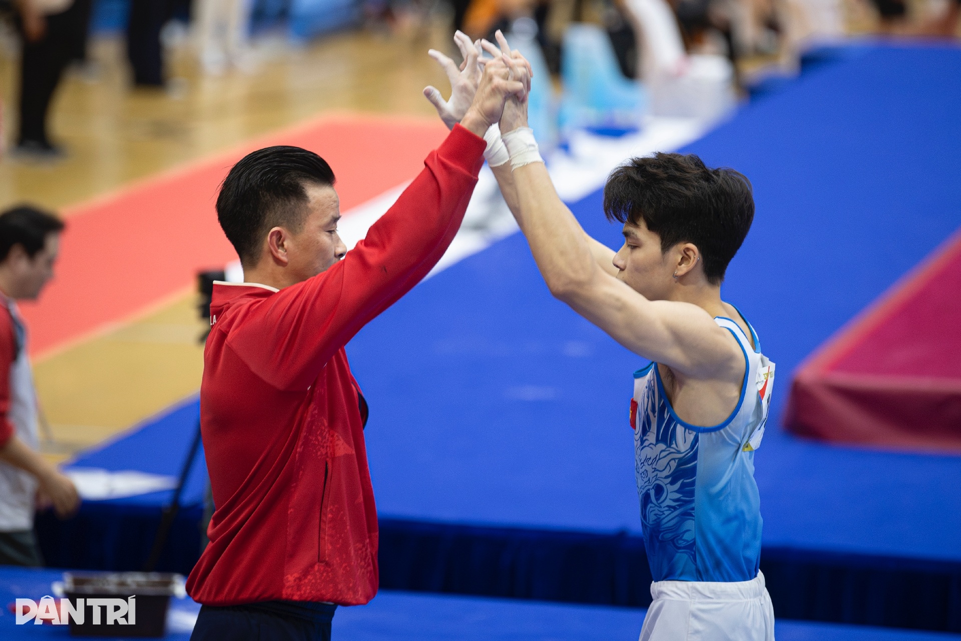 Khánh Phong nghẹn ngào nhớ về người cha quá cố sau tấm HCV đầy cảm xúc - 4