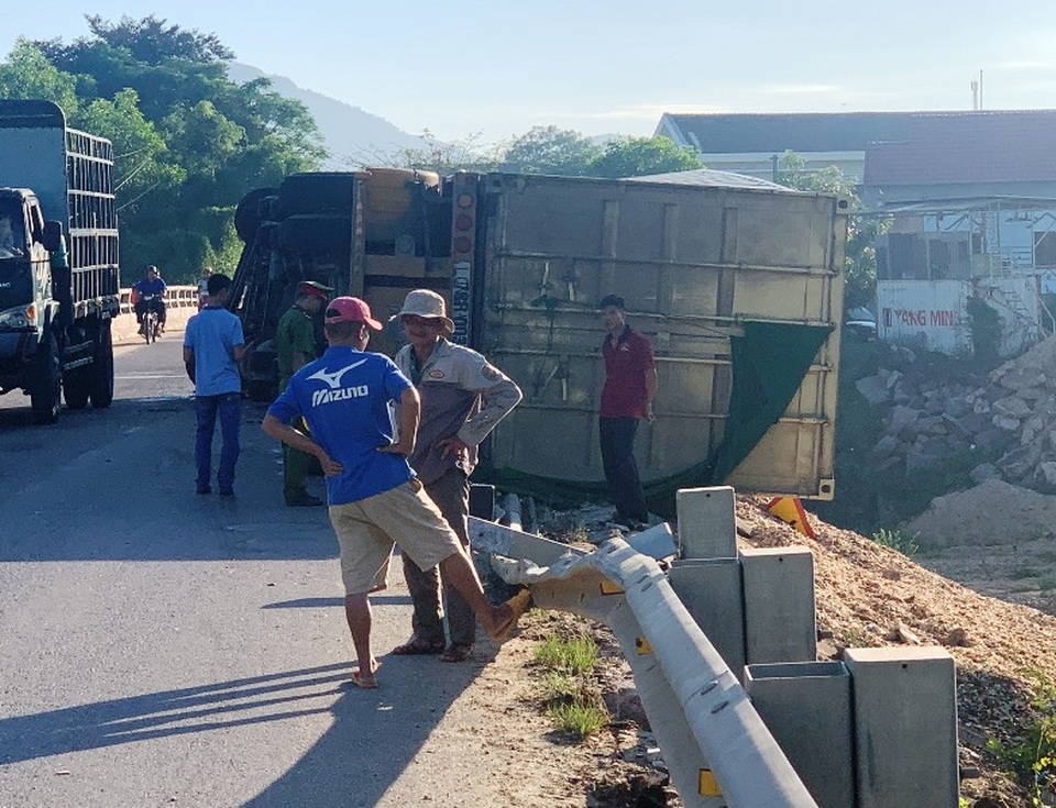 Xe đầu kéo lật nghiêng, thùng container nằm chênh vênh trên thành cầu - 2 Xe đầu kéo lật nghiêng, thùng container nằm chênh vênh trên thành cầu - 2