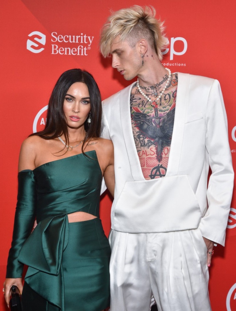 Megan Fox gợi cảm bên bạn trai kém tuổi - 1 Megan Fox gợi cảm bên bạn trai kém tuổi - 1