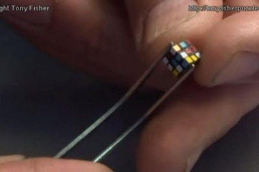 Rubik nhỏ nhất thế giới được xếp bằng kẹp nhíp