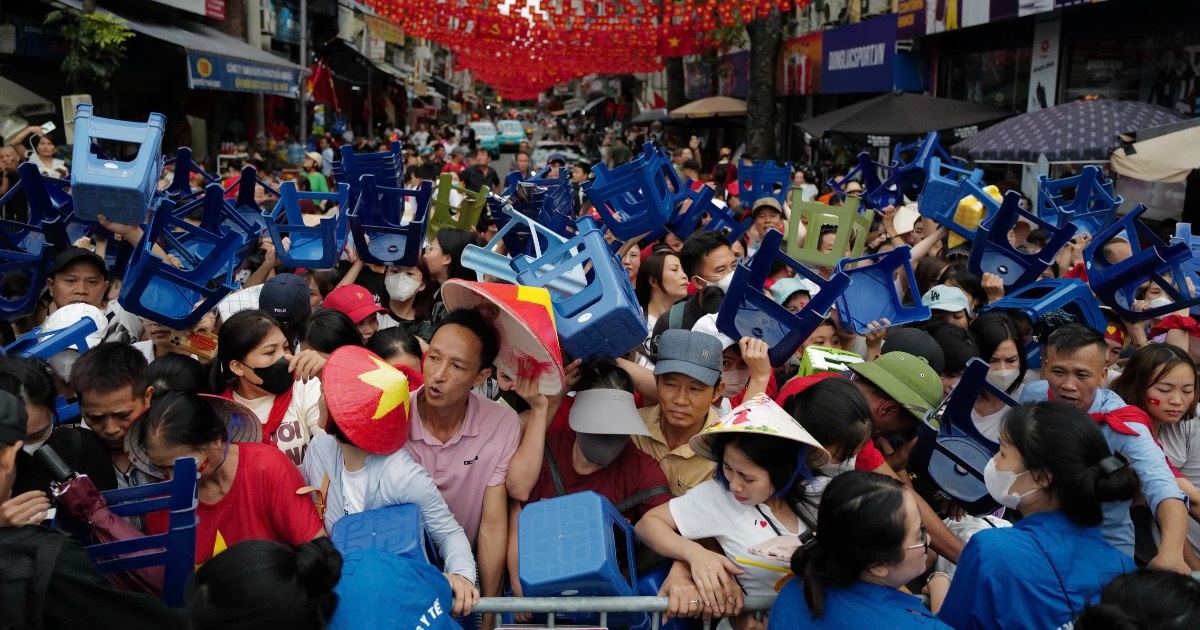 Người dân đội ghế, mang chiếu sẵn sàng cắm trại xuyên đêm chờ xem diễu binh