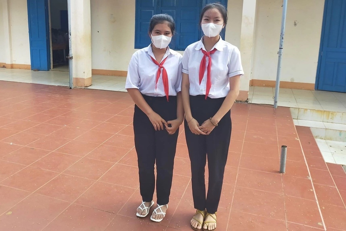 Nhặt được tiền, hai nữ sinh đến nhờ công an tìm người đánh rơi - 2 Nhặt được tiền, hai nữ sinh đến nhờ công an tìm người đánh rơi - 2
