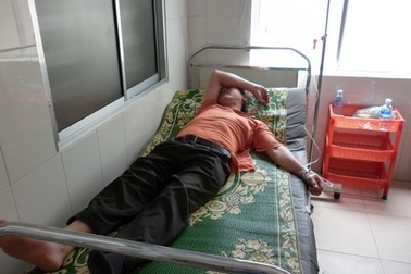 Va quệt giao thông, tài xế xe cứu thương bị đánh nhập viện