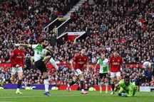 Mohamed Salah đi vào lịch sử dù Liverpool thua đau Man Utd