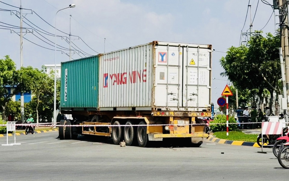 Lọt vào điểm mù xe container, một phụ nữ chết thảm - 1 Lọt vào điểm mù xe container, một phụ nữ chết thảm - 1