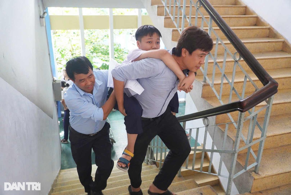 The journey of overcoming difficulties to enter grade 10: Smiles Hành trình vượt khó vào lớp 10: Nụ cười “nở” trên xe lăn - 1