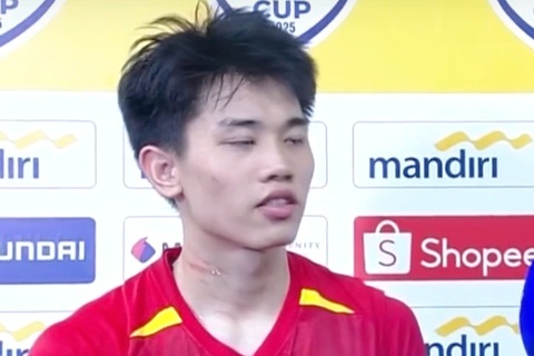 Đình Bắc bị cầu thủ Indonesia bóp cổ, hiện rõ vết thương