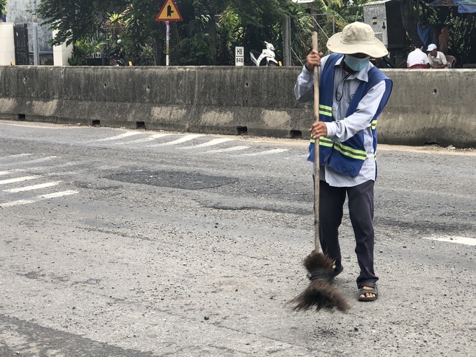 Hố sâu trên mặt Quốc lộ nghìn tỷ, phương tiện bẻ lái tìm lối thoát - Ảnh 2.