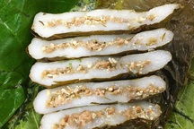 Năm chỉ có một lần, khách xếp hàng chờ mua loại bánh chi chít trứng kiến