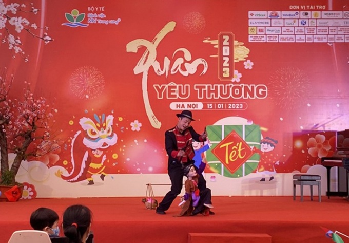 Hàng ngàn bệnh nhi háo hức khi được thưởng thức các tiết mục nghệ thuật hấp dẫn.