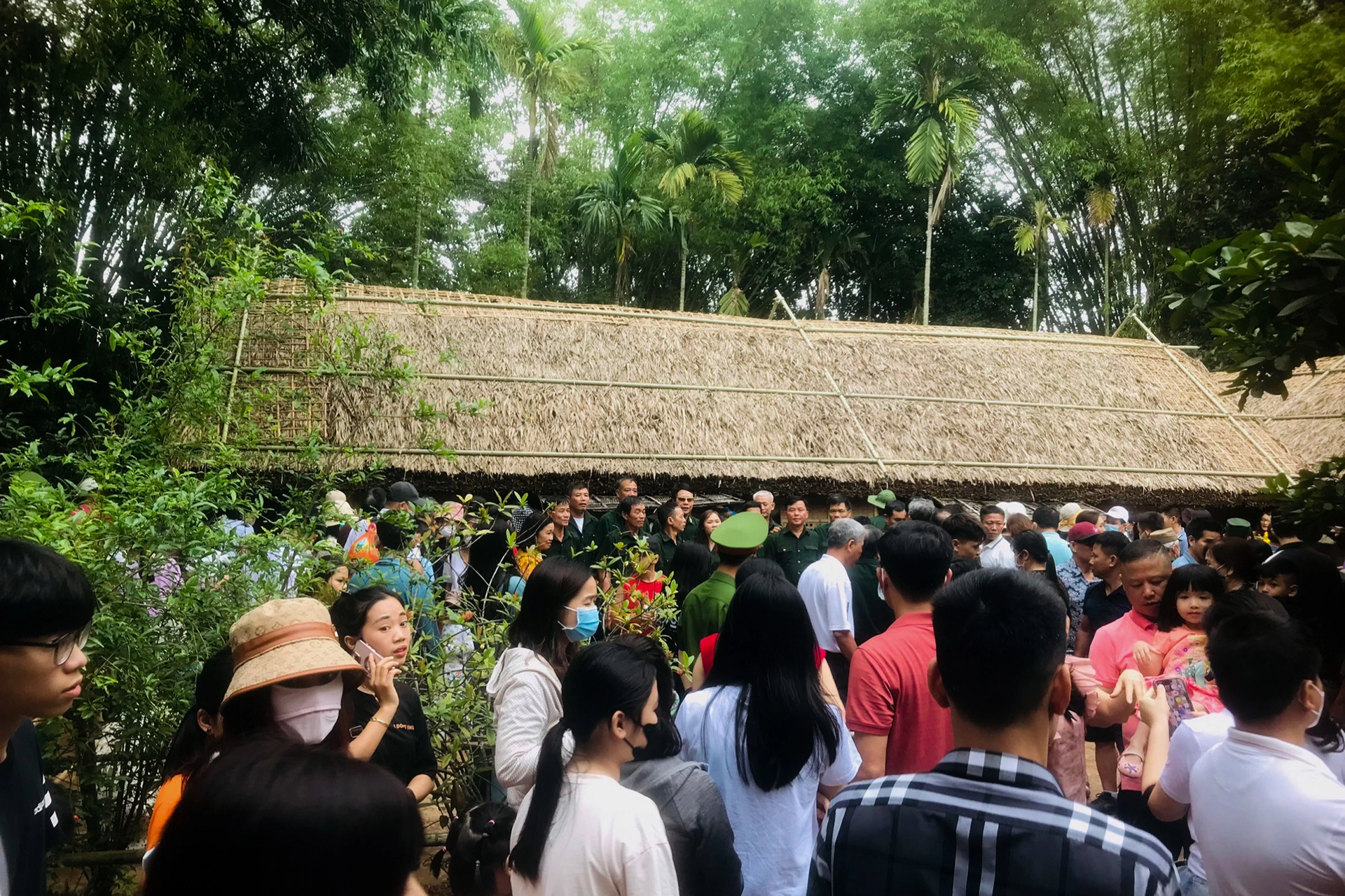 Du khách trải nghiệm xay lúa, giã gạo ở quê Bác - 3 Du khách trải nghiệm xay lúa, giã gạo ở quê Bác - 3
