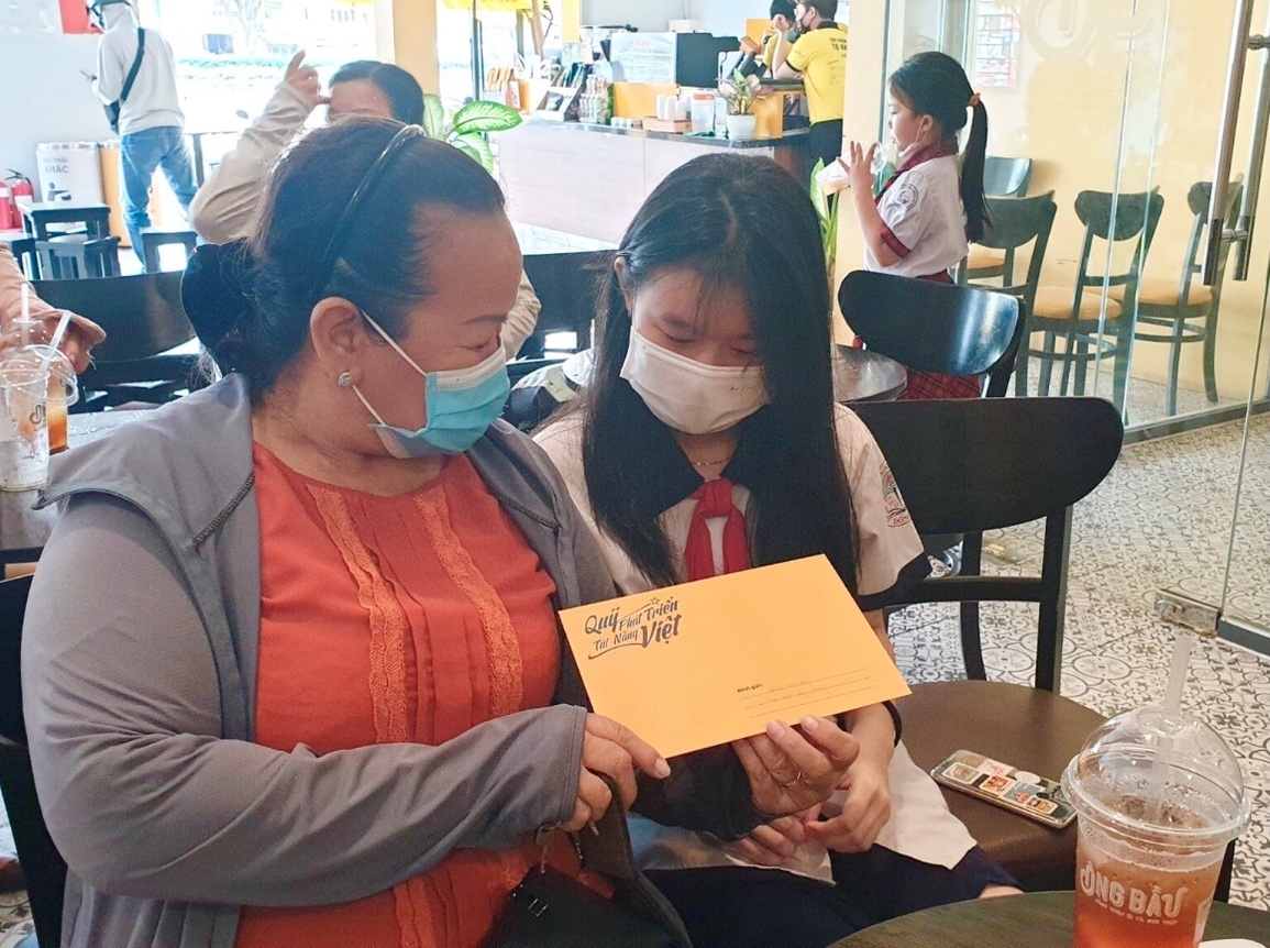 Quỹ Phát triển Tài năng Việt của ông Bầu trao học bổng cho học sinh giỏi vượt khó - 3 Quỹ Phát triển Tài năng Việt của ông Bầu trao học bổng cho học sinh giỏi vượt khó - 3