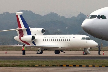 Chuyên cơ Tổng thống Pháp bị nhóm nổi dậy bao vây 