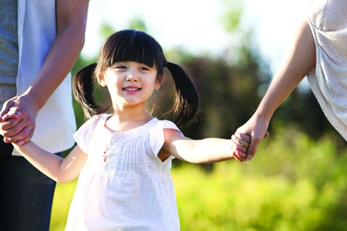 Vui chơi cùng con gíúp gắn kết gia đình.