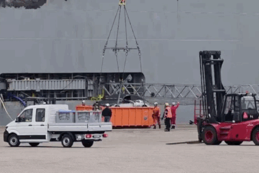 Xe điện Mercedes EQE bị ngâm trong bồn nước để phòng nguy cơ cháy