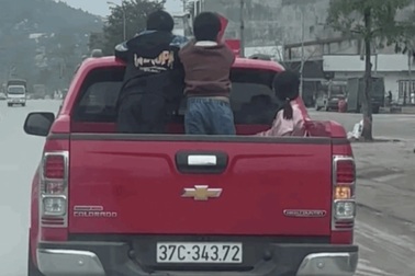 Chở người trên thùng xe chở hàng đúng hay sai?