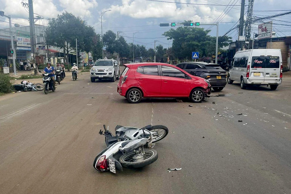 Ô tô gây tai nạn liên hoàn, hất văng hai xe máy - 1 Ô tô gây tai nạn liên hoàn, hất văng hai xe máy - 1