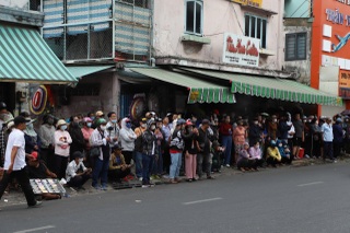 Lễ tiễn đưa Quý Bình: Mẹ ruột suy sụp, Lê Phương nghẹn ngào lau nước mắt - 13