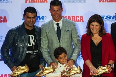 Dính nghi án hiếp dâm, C.Ronaldo vẫn được tôn vinh tại quê nhà