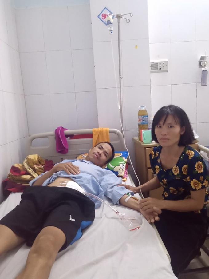 135 triệu đồng đến với gia đình “người lùn” suốt 17 năm đi ăn xin nuôi con, cuối đời mù hai mắt, con trai bị tai nạn lao động - Ảnh 2. 135 triệu đồng đến với gia đình “người lùn” suốt 17 năm đi ăn xin nuôi con, cuối đời mù hai mắt, con trai bị tai nạn lao động - Ảnh 2.