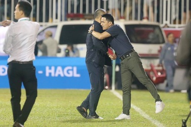 Tham vọng vô địch V-League của Kiatisuk gặp thách thức từ "thế hệ vàng"