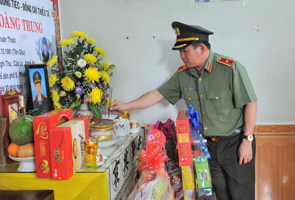Thiếu tướng Đinh Văn Nơi thăm gia đình liệt sĩ trong vụ tấn công ở Đắk Lắk - 1 Thiếu tướng Đinh Văn Nơi thăm gia đình liệt sĩ trong vụ tấn công ở Đắk Lắk - 1
