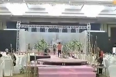 Đang cưới dở, cô dâu gọi cảnh sát đến bắt chú rể