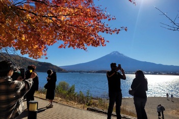 Con đường lá đỏ ở Nhật Bản hút khách săn ảnh núi Phú Sĩ soi bóng