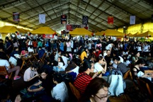 Đổ xô đi "săn" hàng giảm giá trong ngày "Black Friday"