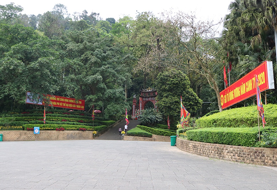 Đại biểu dâng hương Giỗ Tổ tại Đền Hùng đứng cách nhau 2m - 1 Đại biểu dâng hương Giỗ Tổ tại Đền Hùng đứng cách nhau 2m - 1