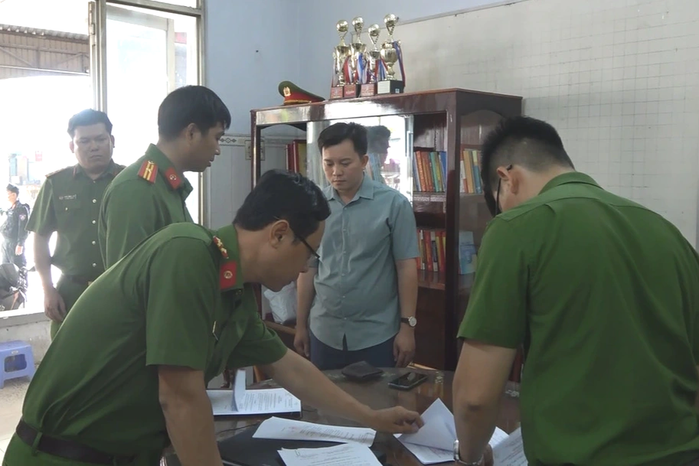 Long An: Khởi tố, bắt tạm giam nguyên đăng kiểm viên nhận hối lộ - 1 Long An: Khởi tố, bắt tạm giam nguyên đăng kiểm viên nhận hối lộ - 1