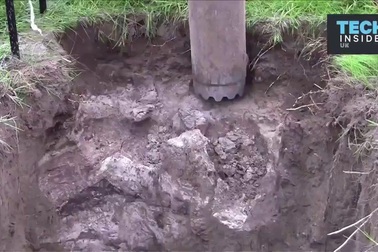 Cận cảnh máy đào đất bằng… lực hút