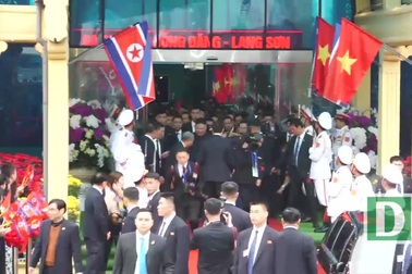Hình ảnh ông Kim Jong-un đặt chân xuống lãnh thổ Việt Nam, vẫy chào người dân