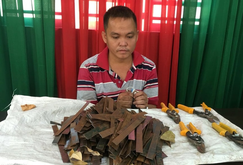 Bắt quả tang chủ tiệm sửa xe rải đinh dọc quốc lộ, “bẫy” người đi đường - 1 Bắt quả tang chủ tiệm sửa xe rải đinh dọc quốc lộ, “bẫy” người đi đường - 1