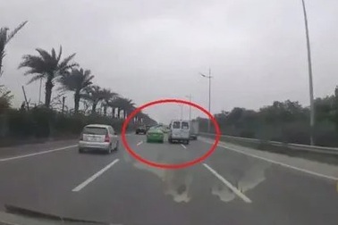 Vụ ô tô "rượt đuổi" nhau: 2 tài xế bắt tay dàn hòa sau khi bị CSGT xử phạt