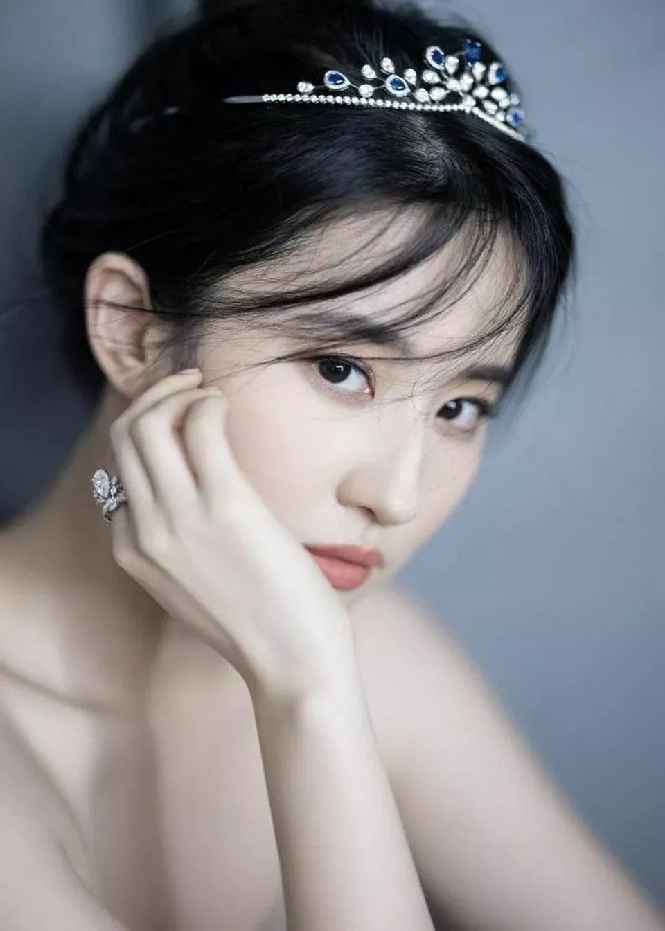 Mối quan hệ kỳ lạ giữa Lưu Diệc Phi và người cha nuôi tỷ phú - 2 Mối quan hệ kỳ lạ giữa Lưu Diệc Phi và người cha nuôi tỷ phú - 2
