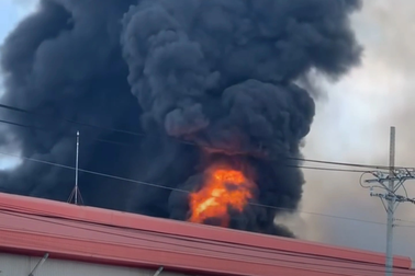 Cháy lớn ở khu công nghiệp, cột khói cao hàng trăm mét