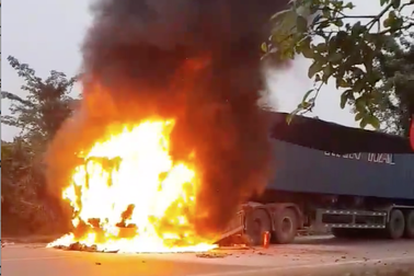 Xe container cháy dữ dội, tài xế và phụ xe may mắn thoát thân