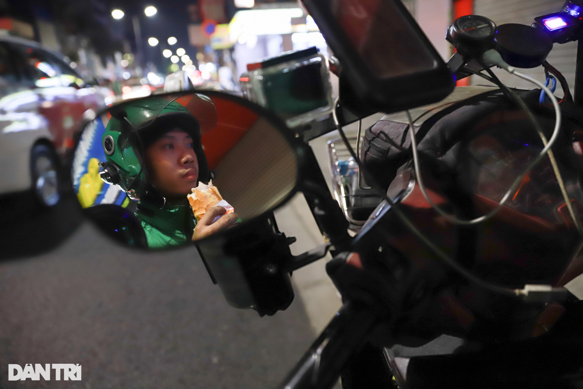 Vợ bầu sắp sinh, anh xe ôm vẫn đều đặn giúp người gặp nạn giữa đêm ở TPHCM - 7