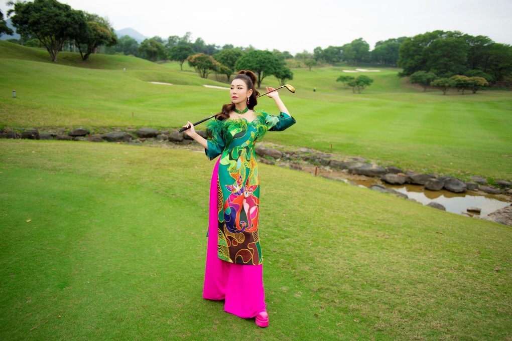 MC Nguyễn Hải Anh rực rỡ trên sân golf với bộ ảnh áo dài đón tết cổ truyền - 3 MC Nguyễn Hải Anh rực rỡ trên sân golf với bộ ảnh áo dài đón tết cổ truyền - 3