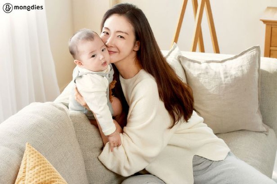 “Nữ hoàng nước mắt” Choi Ji Woo khoe nhan sắc sau sinh ở tuổi 46 - 2 “Nữ hoàng nước mắt” Choi Ji Woo khoe nhan sắc sau sinh ở tuổi 46 - 2