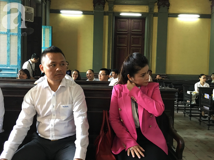 Ngày thứ 5 xét xử vụ ly hôn Trung Nguyên: Ông Vũ tươi cười đến tòa, bà Thảo tiếp tục căng thẳng - Ảnh 9. Ngày thứ 5 xét xử vụ ly hôn Trung Nguyên: Ông Vũ tươi cười đến tòa, bà Thảo tiếp tục căng thẳng - Ảnh 9.