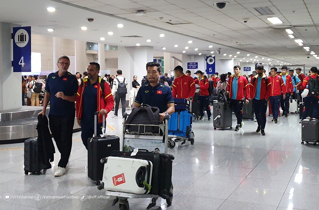 Tuyển Việt Nam đến Philippines, bất ngờ vì được cổ động viên chào đón - 6 Tuyển Việt Nam đến Philippines, bất ngờ vì được cổ động viên chào đón - 6