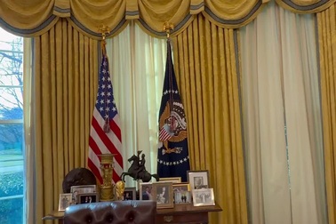 Tổng thống Trump "lột xác" Nhà Trắng, dát vàng phòng Bầu dục